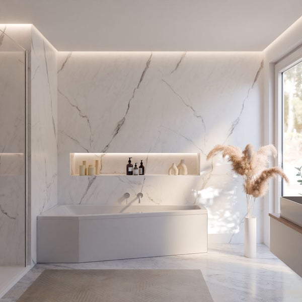 Helles Badezimmer mit Badewanne, Ablagefläche und Marmorwand