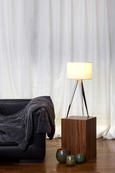 Wohnzimmerdekoration mit Sofa, Decke, Tischleuchte und Vasen