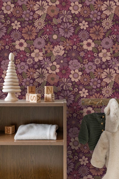 Kinderzimmer mit Holzregal und Tapete mit Blumenmuster