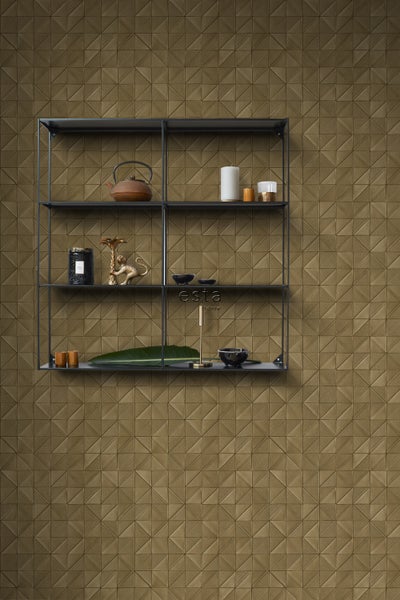 Regal mit Dekorationsartikeln vor einer Wand mit dreieckigem Muster