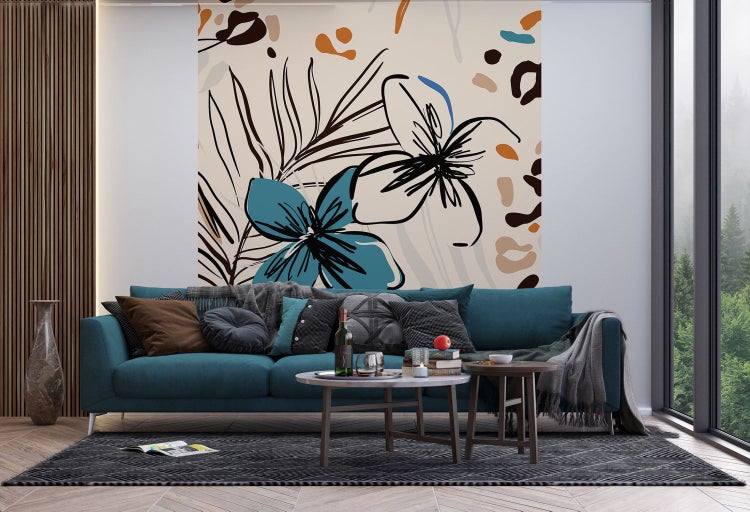 Wohnzimmer mit Sofa, Couchtisch und floralem Wandbild