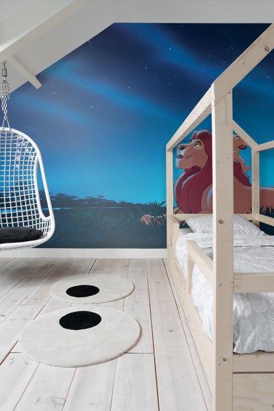 Kinderzimmer mit Wandbild, Hängekorbsessel und Holzbett