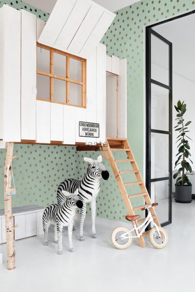 Kinderzimmer mit Baumhausbett, Leiter, Spielzeugzebra und Laufrad