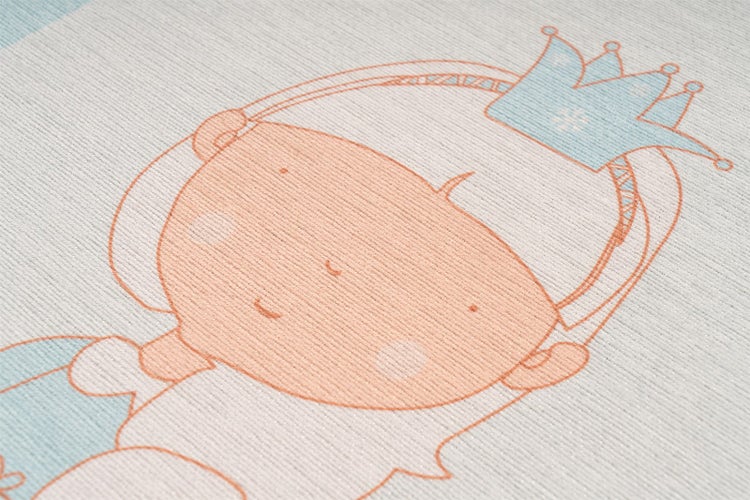 Tapete für das Kinderzimmer mit einer Illustration einer Prinzessin mit Krone auf einer strukturierten Oberfläche.