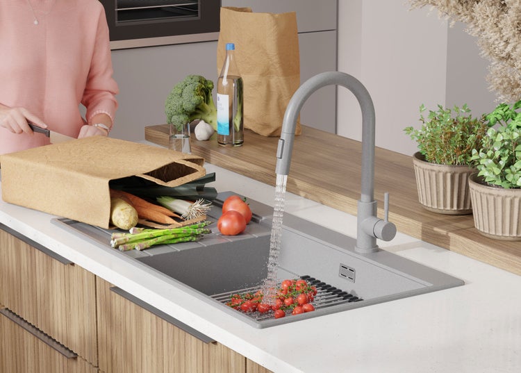 Küchenszene mit Spüle, Armatur und frischem Gemüse
