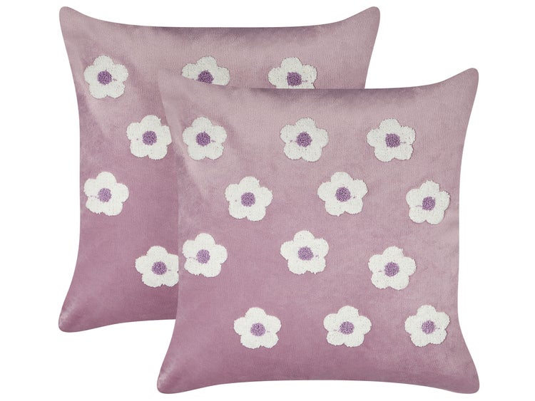 Zwei quadratische Dekokissen mit aufgesetztem Blumenmuster aus weichem Samtstoff.