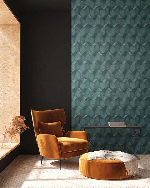 Wohnzimmer mit Retro-Tapete, Sofa, Beistelltisch, Regal und rundem Teppich