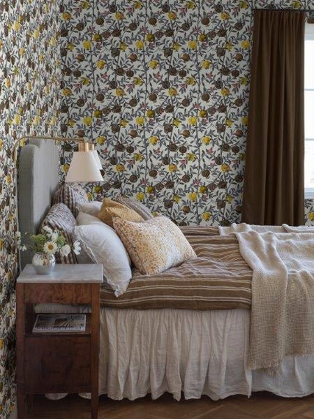 Grafisches Muster mit Granatäpfeln, Blättern und Ästen.