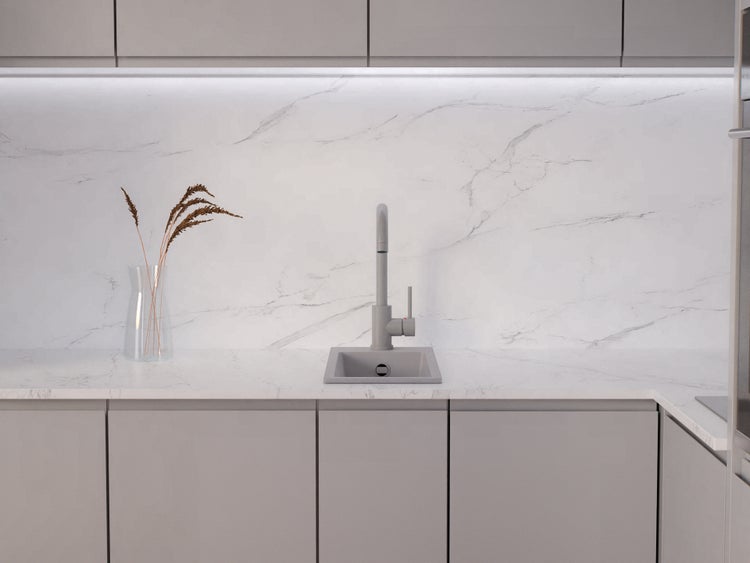 Moderne Küche mit Arbeitsplatte und Rückwand in Marmor-Optik, quadratischem Einbaubecken und einer Küchenarmatur mit hohem Auslauf.