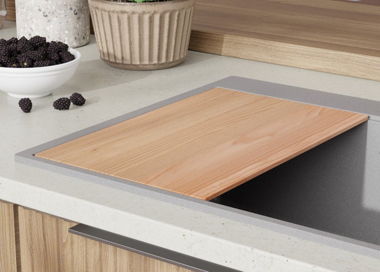 Spüle mit Schneidebrettauflage auf einer Küchentheke