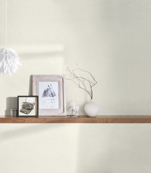 Küchenszene mit Geschirr, Schüssel und Korb vor floral gemusterter Tapete