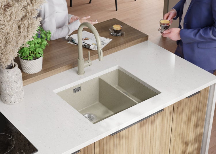 Küchenszene mit Spüle, Armatur und Arbeitsplatte