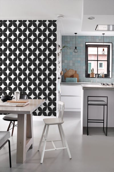 Helle Küche mit Esstisch, Stühlen und Wandtapete mit Muster