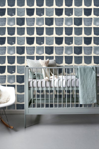 Kinderzimmer mit einer Wandtapete mit Jeanshosentaschenmuster und einem Kinderbett.