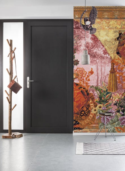 Eingangsbereich mit Innentür, Garderobe und gemusterter Tapete für eine stilvolle Atmosphäre.