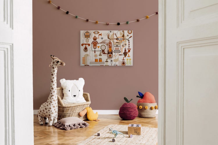 Wandbild mit abstraktem Robotermotiv in einem liebevoll dekorierten Kinderzimmer mit Stofftieren und Spielzeug.