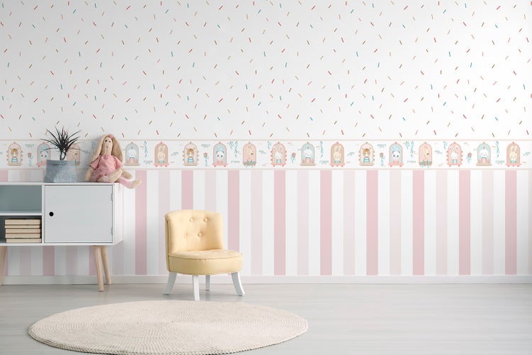 Kinderzimmer mit gestreifter Tapete, Bordüre mit Tiermotiven und Möbeln