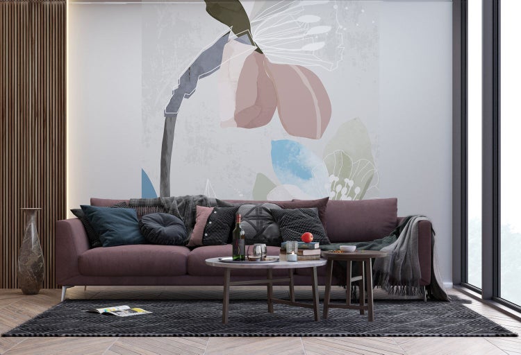 Wohnzimmer mit Sofa, Couchtisch und abstrakter Blumenwand