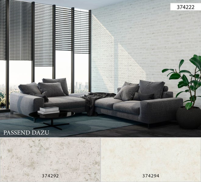 Modernes Wohnzimmer mit grauer Eckcouch, Couchtisch, Zimmerpflanze und Jalousien vor dem Fenster.