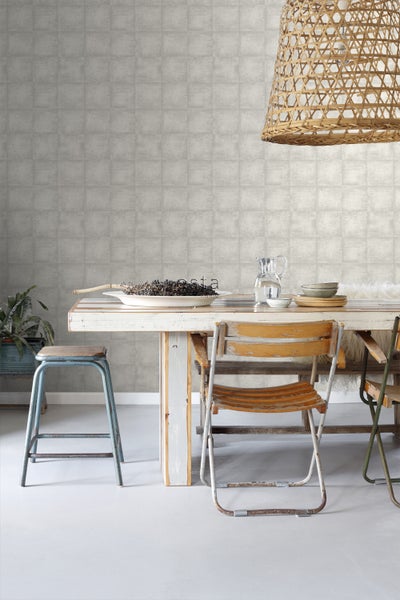 Esszimmer mit Esstisch, Stühlen und Wandtapete im Fliesendesign
