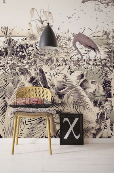 Raumgestaltung mit tropischer Fototapete, Stuhl, Kissen und Lampe