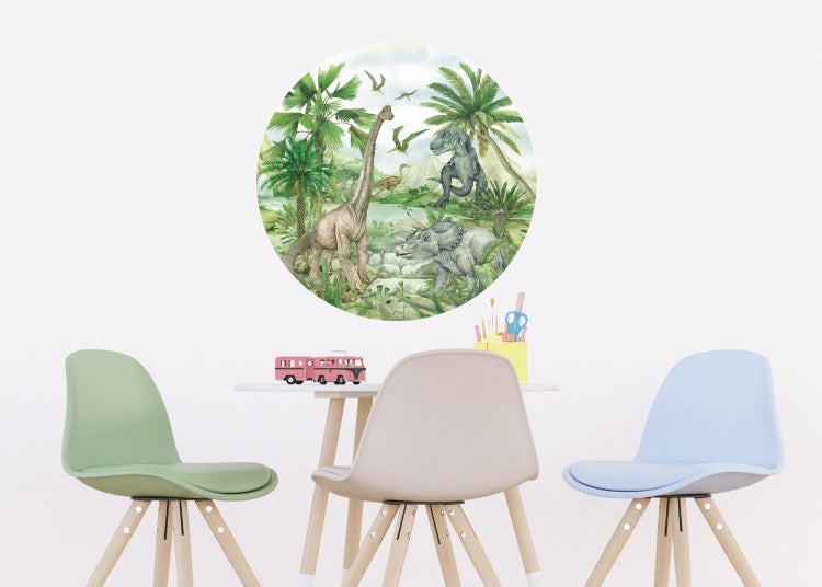 Wandsticker mit Dinosaurier Motiv im Kinderzimmer über einem Tisch mit Stühlen.
