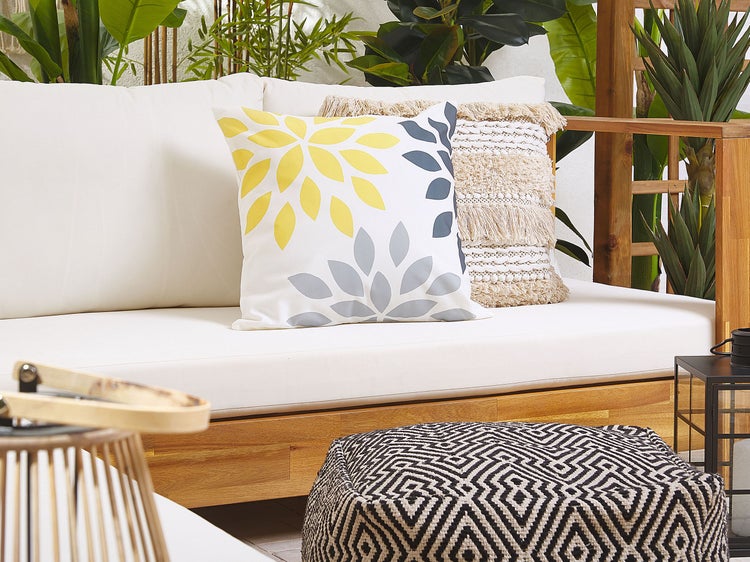 Szene mit Outdoor-Sofa, Kissen und Pouf für Terrasse oder Garten