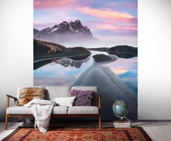 Wandbild mit Berglandschaft über Sofa mit Dekoration