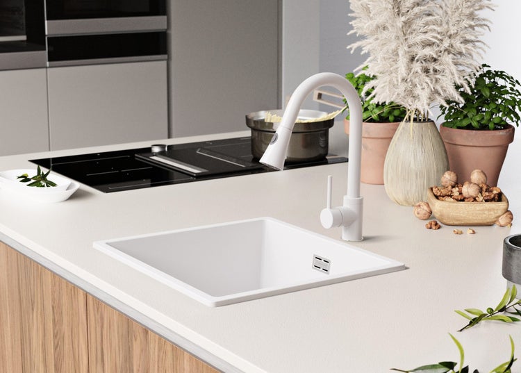 Küchenszene mit Spüle und Armatur auf einer Arbeitsplatte