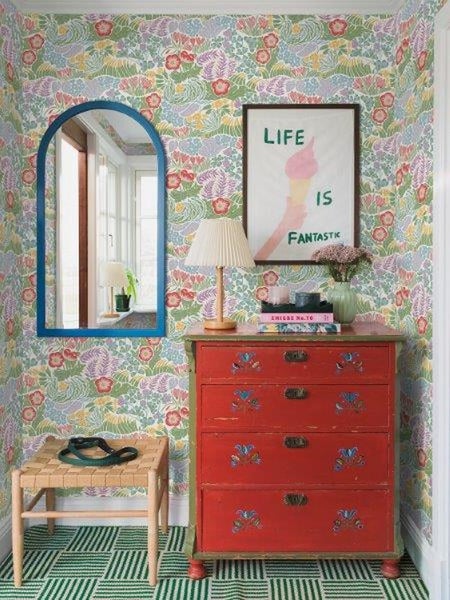 Saugroboter auf hellem Holzboden neben einem Bürostuhl