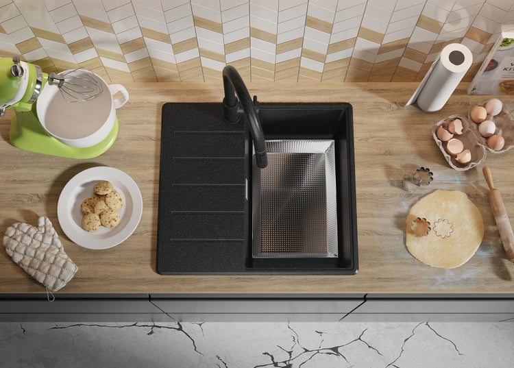 Küchenszene mit Spüle, Armatur, Küchenmaschine, Keksen, Eiern, Teig und Nudelholz auf einer Arbeitsplatte