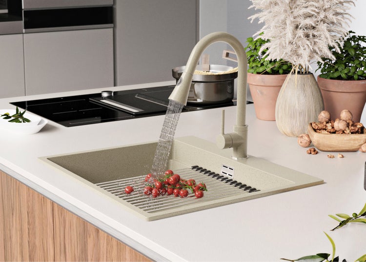 Küchenszene mit Spüle, Armatur und Gemüse zum Abwaschen