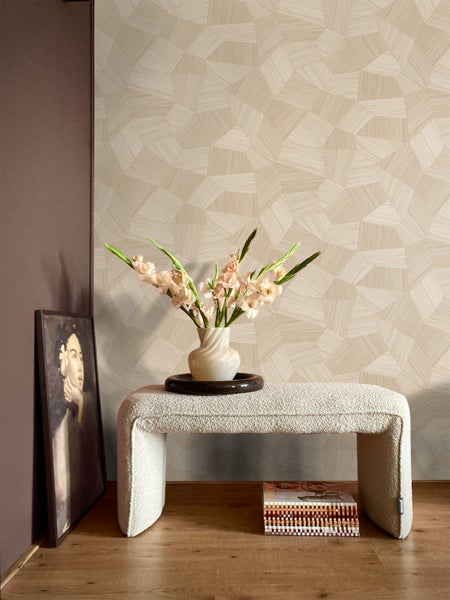 Innenraum mit gemusterter Tapete, Bank, Blumen, Bild und Büchern