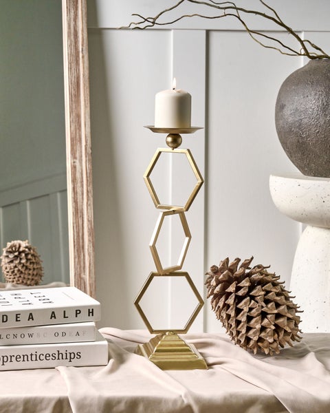 Dekorative Szene mit goldenem Kerzenständer, Kerze und Dekoration