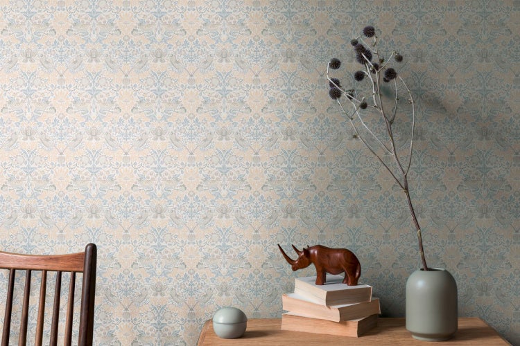 Tapete mit Vogel-, Blumen- und Erdbeermuster