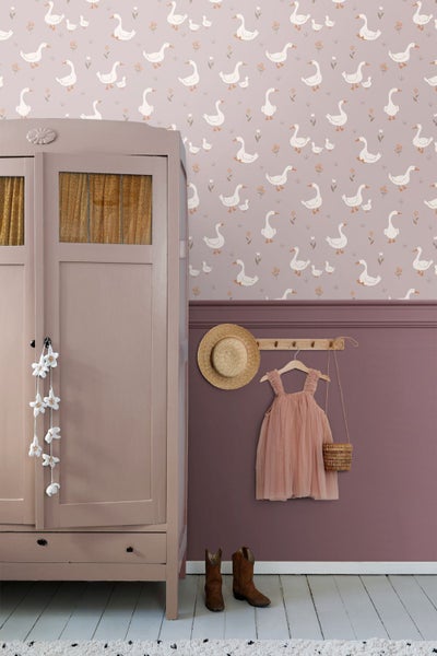 Kinderzimmer mit Tapete, Schrank und Kleidung