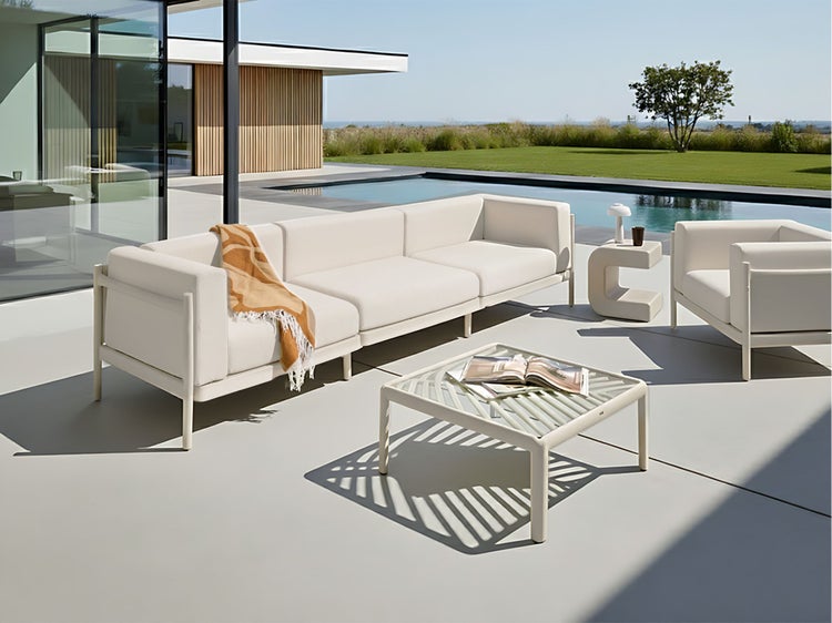 Gartensitzgruppe mit Sofa, Sessel und Tisch auf einer Terrasse