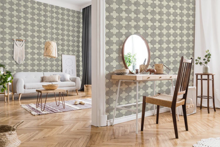 Geschmückter Weihnachtsbaum mit Schleife und roten Kugeln