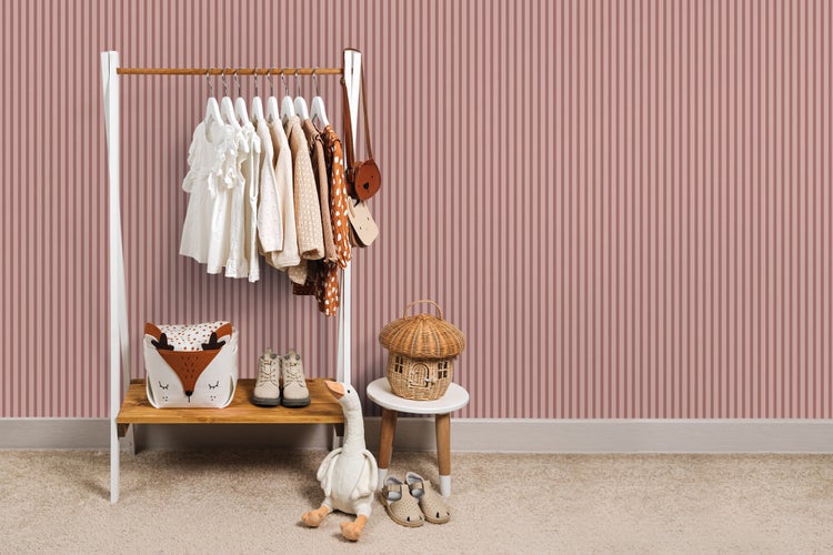 Kinderzimmer mit Kleiderständer, Kinderkleidung, Spielzeug und Accessoires