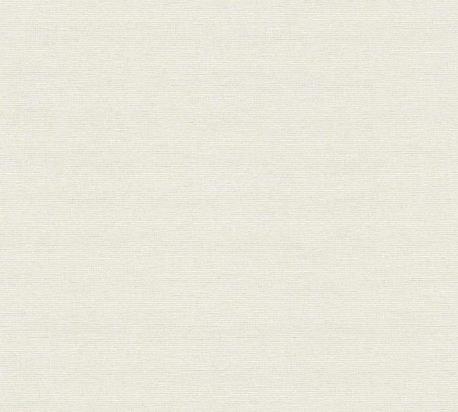 Wohnzimmer-Szene mit Sessel, Beistelltisch und Hängelampe für eine stilvolle Inneneinrichtung.