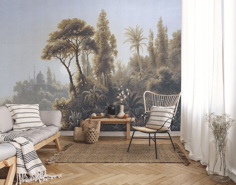 Wohnzimmer mit gemusterter Tapete, Sofa, Sessel und Teppich