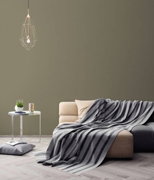 Nahaufnahme eines burgunderroten Plissees mit Bedienelementen