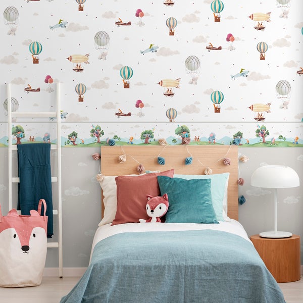 Kinderzimmer mit Bett, Leiter und dekoriert mit einer Tapete mit Luftfahrtmotiven