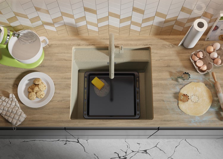 Küchenszene mit Spüle, Backblech, Teig, Keksen und Küchenmaschine von oben