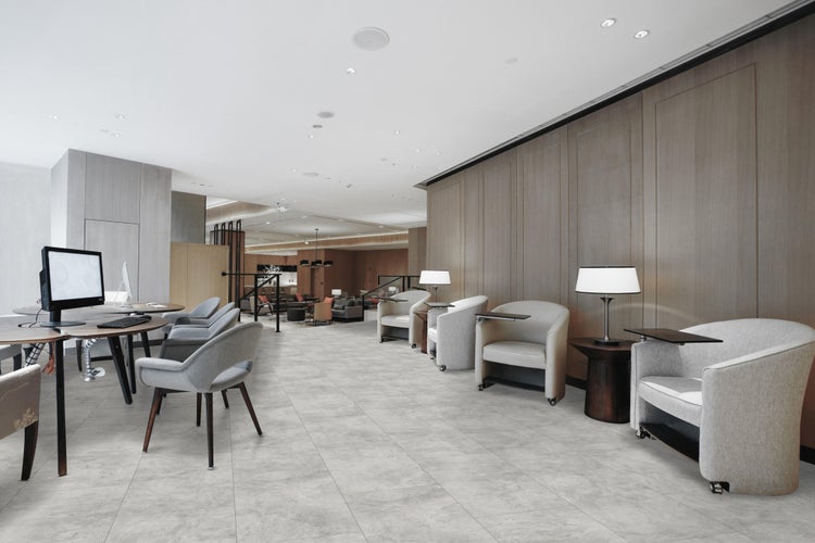 Heller, moderner Raum mit Arbeitsplätzen und Sitzgelegenheiten.