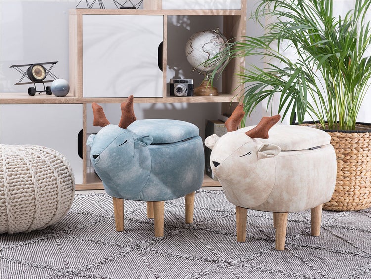 Dekoratives Interieur mit zwei Tierhockern in einem Kinderzimmer