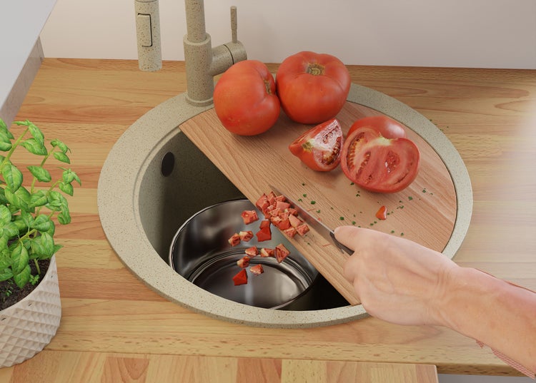 Küchenspüle mit Schneidebrett, Tomaten und Messer