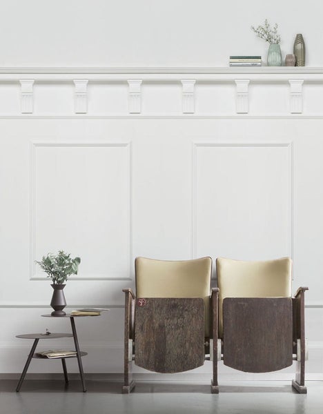 Innenraum mit zwei Kinosesseln und einem Beistelltisch