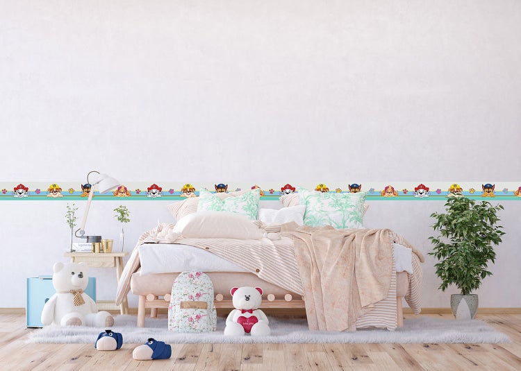 Kinderzimmer mit einer Paw Patrol Bordüre an der Wand über dem Bett, auf der Marshall, Chase und Rubble abgebildet sind.