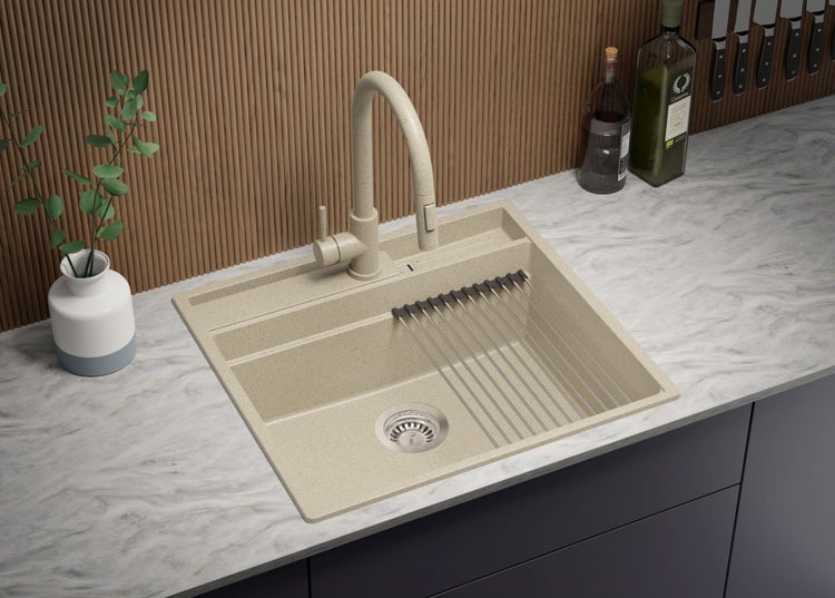 Spüle mit Abtropfgestell und Armatur auf einer Küchentheke.